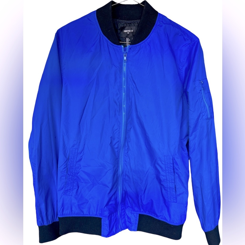 Pre-Loved Forever 21 Men wind jacket. Blue. In size Large.